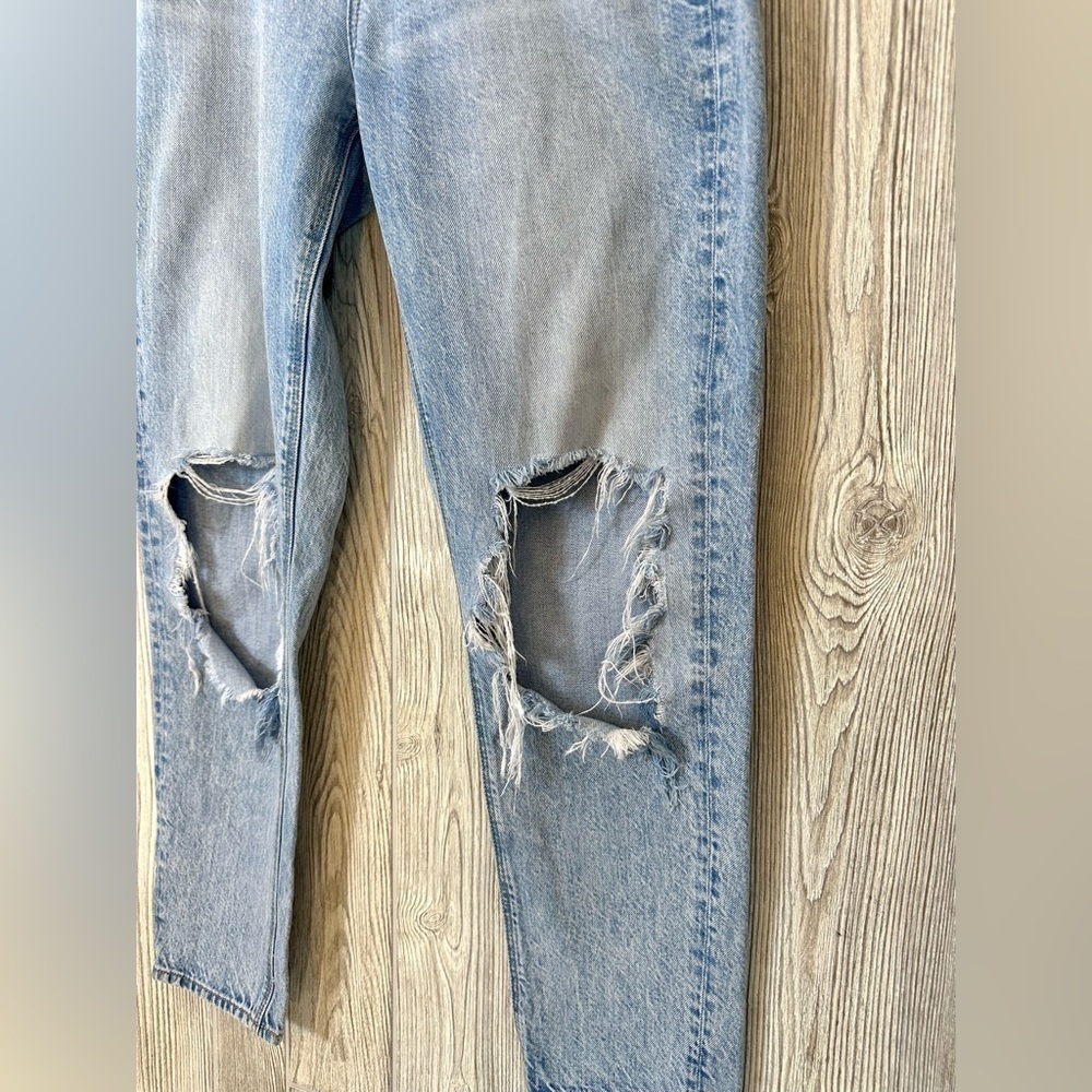 AMERICAN EAGLE MOM Jeans Size 4 Distressed Knees Summer Denim Light Wash - Picture 3 of 9